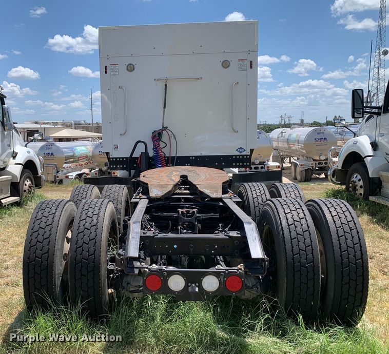 image for item EJ2884 2020 Kenworth  T880 semi truck