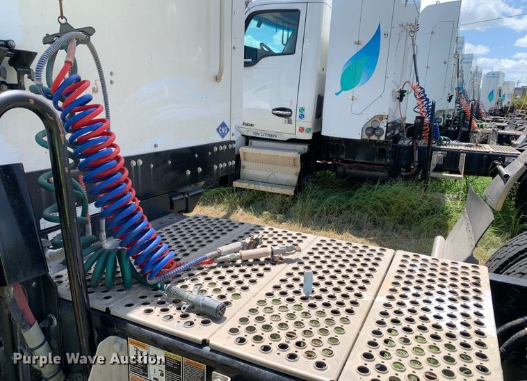 image for item EJ2884 2020 Kenworth  T880 semi truck