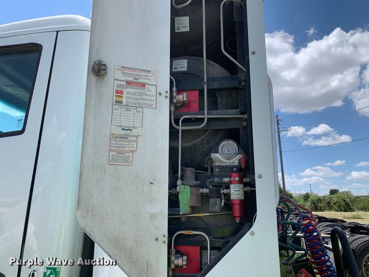 image for item EJ2884 2020 Kenworth  T880 semi truck