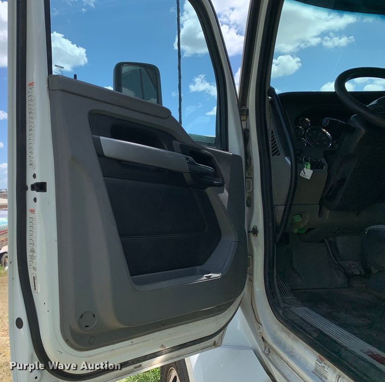 image for item EJ2884 2020 Kenworth  T880 semi truck