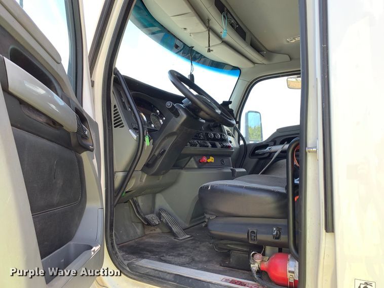 image for item EJ2884 2020 Kenworth  T880 semi truck