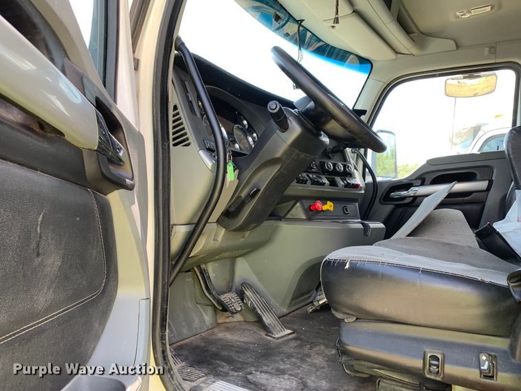 image for item EJ2884 2020 Kenworth  T880 semi truck