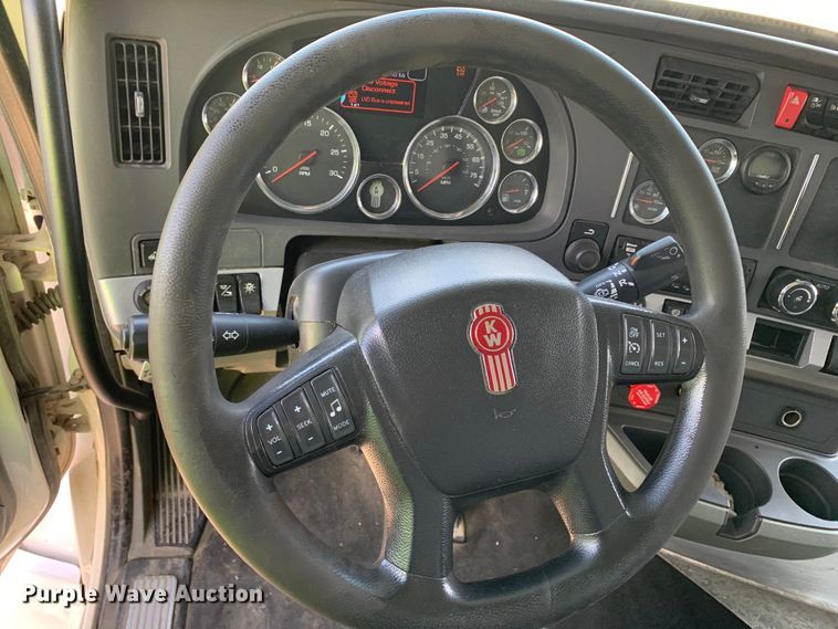 image for item EJ2884 2020 Kenworth  T880 semi truck