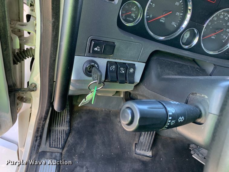 image for item EJ2884 2020 Kenworth  T880 semi truck