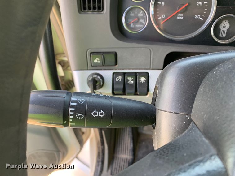 image for item EJ2884 2020 Kenworth  T880 semi truck