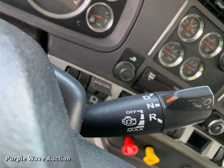 image for item EJ2884 2020 Kenworth  T880 semi truck