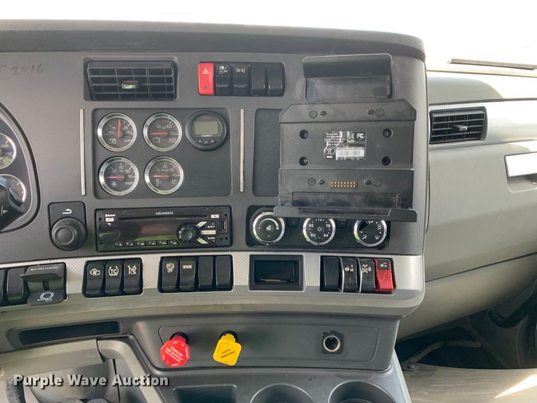 image for item EJ2884 2020 Kenworth  T880 semi truck