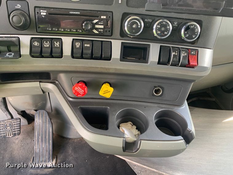 image for item EJ2884 2020 Kenworth  T880 semi truck