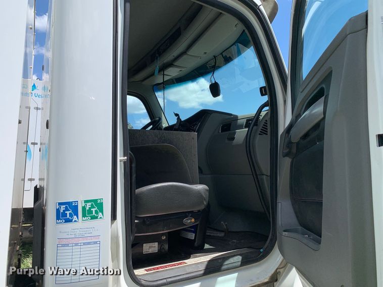 image for item EJ2884 2020 Kenworth  T880 semi truck