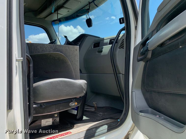 image for item EJ2884 2020 Kenworth  T880 semi truck