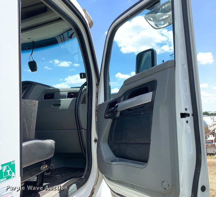 image for item EJ2884 2020 Kenworth  T880 semi truck