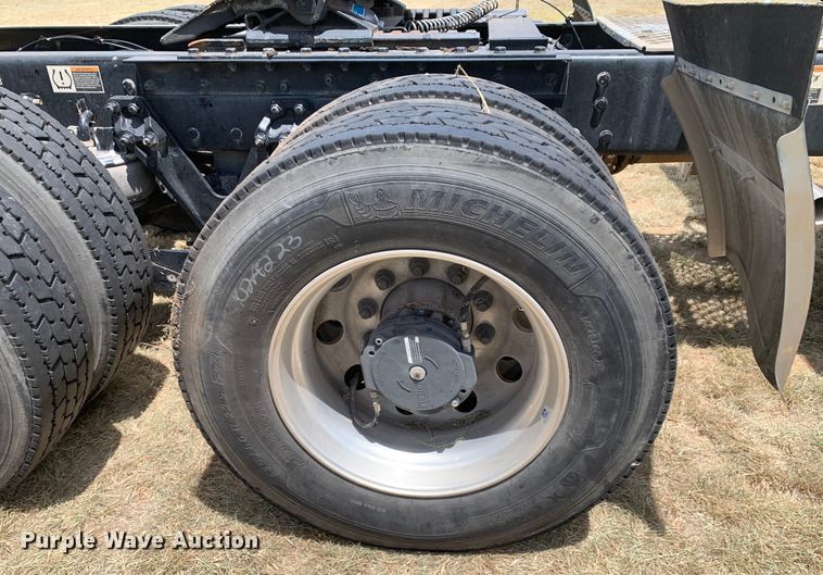 image for item EJ2884 2020 Kenworth  T880 semi truck