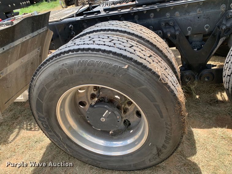 image for item EJ2884 2020 Kenworth  T880 semi truck