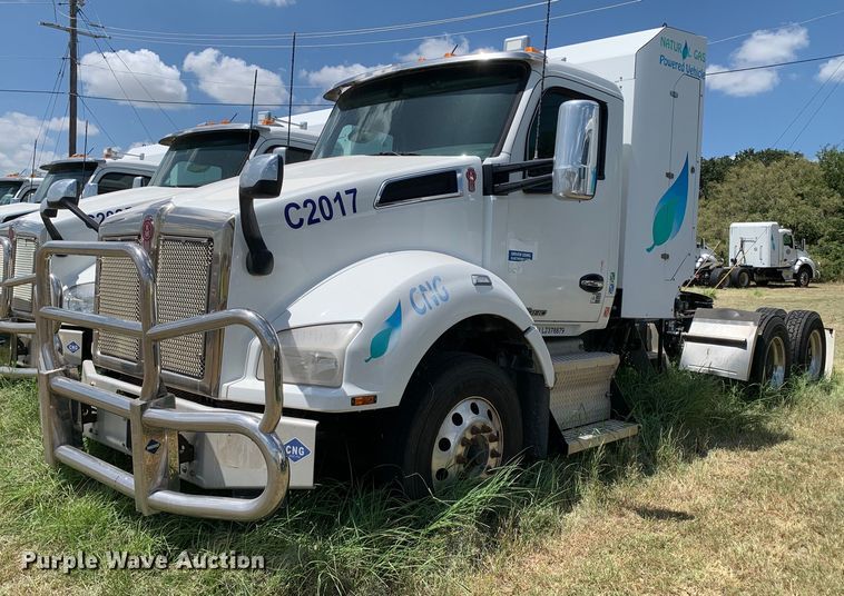 image for item EJ2885 2020 Kenworth  T880 semi truck