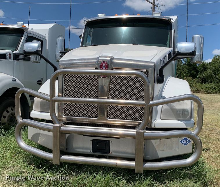 image for item EJ2885 2020 Kenworth  T880 semi truck