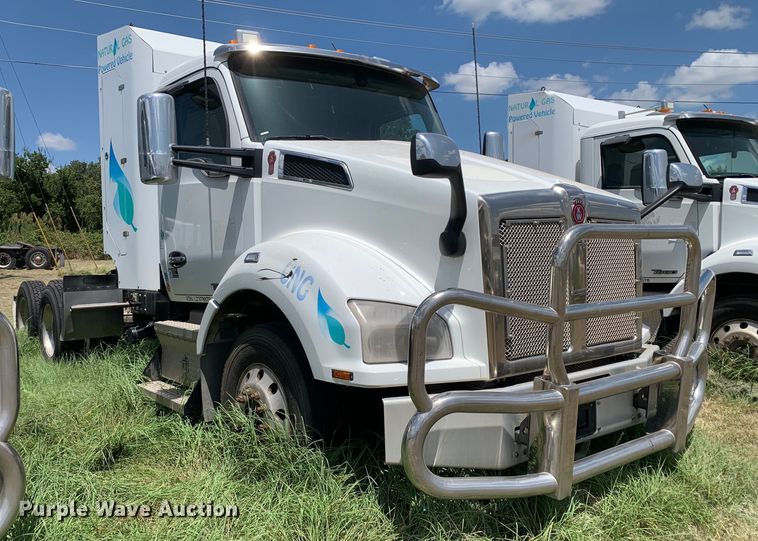 image for item EJ2885 2020 Kenworth  T880 semi truck