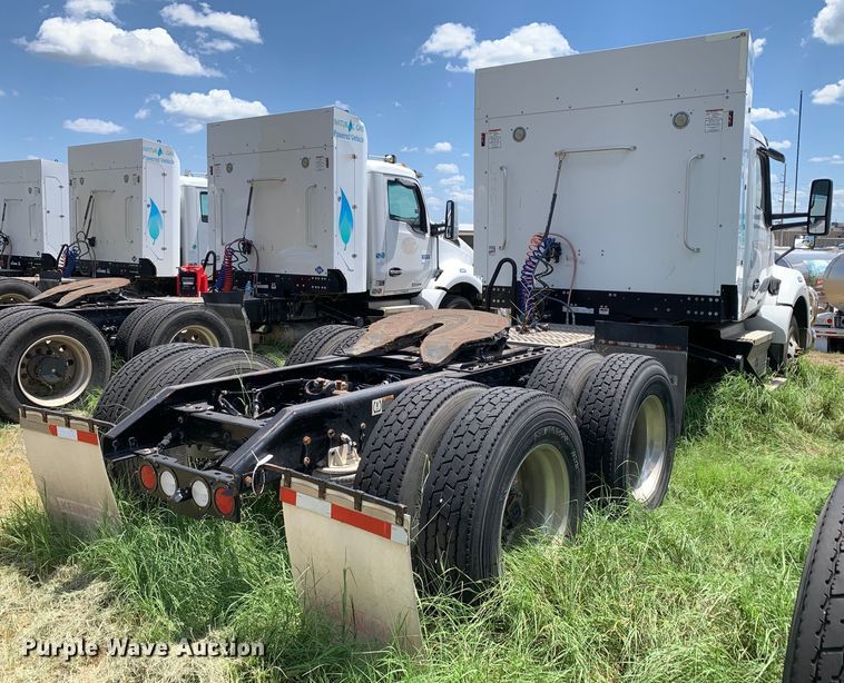 image for item EJ2885 2020 Kenworth  T880 semi truck