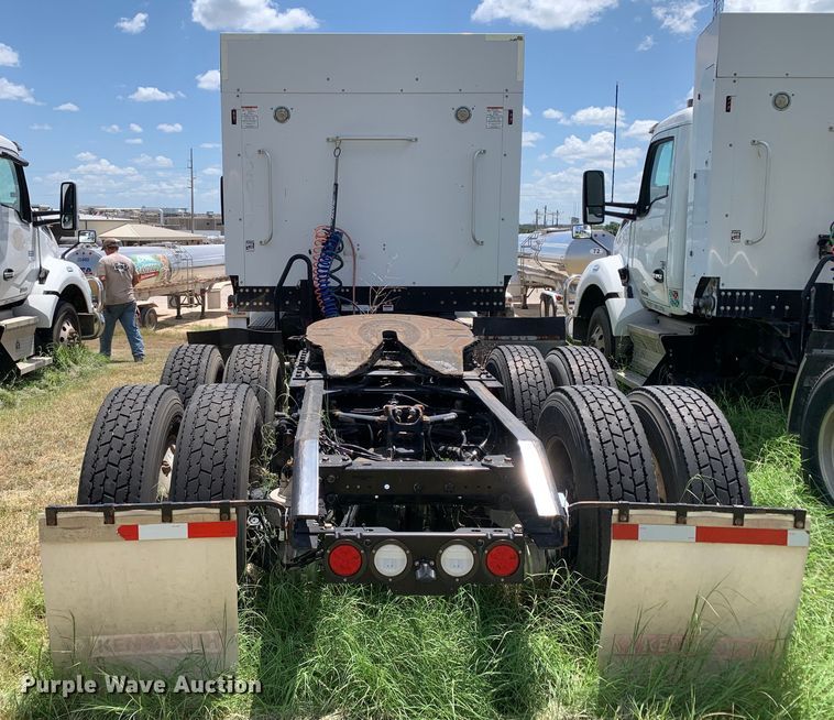 image for item EJ2885 2020 Kenworth  T880 semi truck