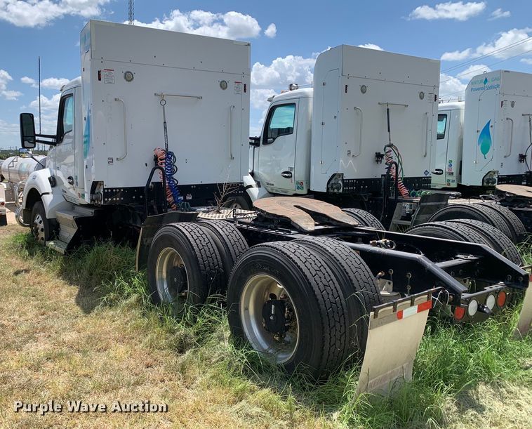 image for item EJ2885 2020 Kenworth  T880 semi truck