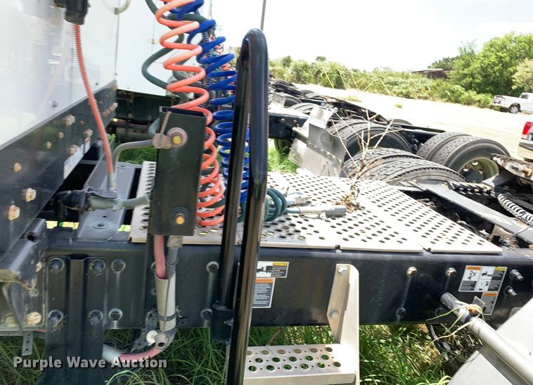 image for item EJ2885 2020 Kenworth  T880 semi truck