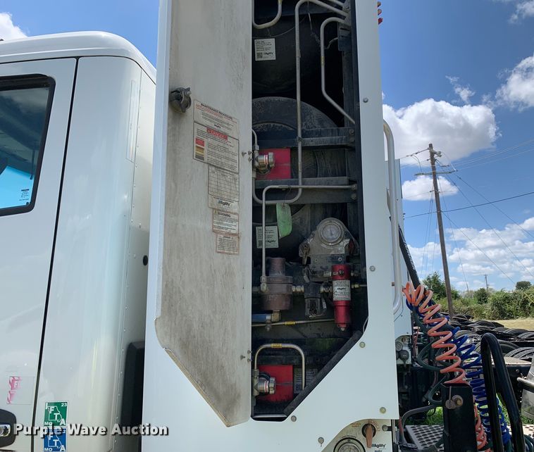 image for item EJ2885 2020 Kenworth  T880 semi truck