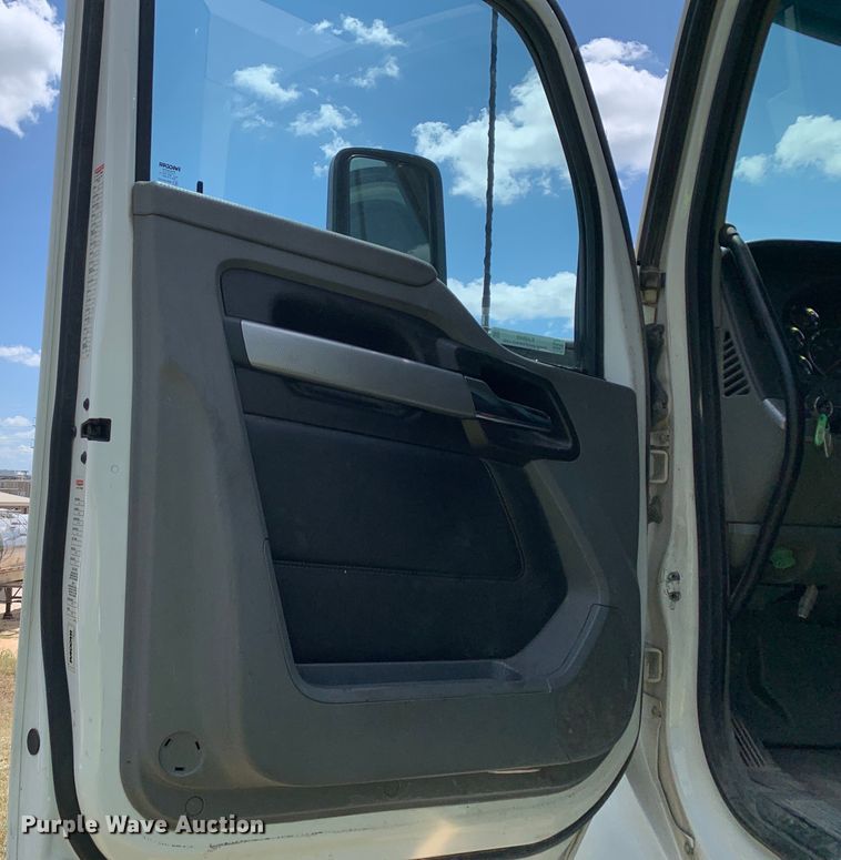 image for item EJ2885 2020 Kenworth  T880 semi truck