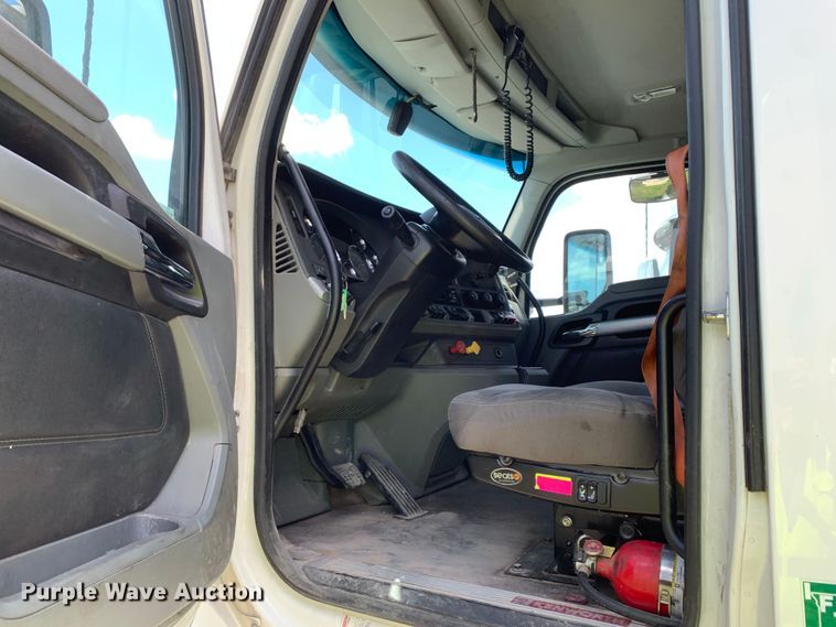 image for item EJ2885 2020 Kenworth  T880 semi truck