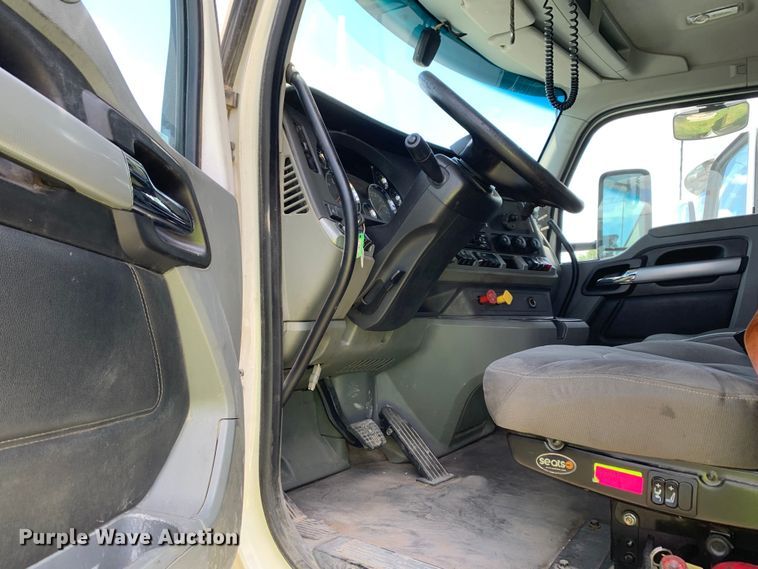 image for item EJ2885 2020 Kenworth  T880 semi truck