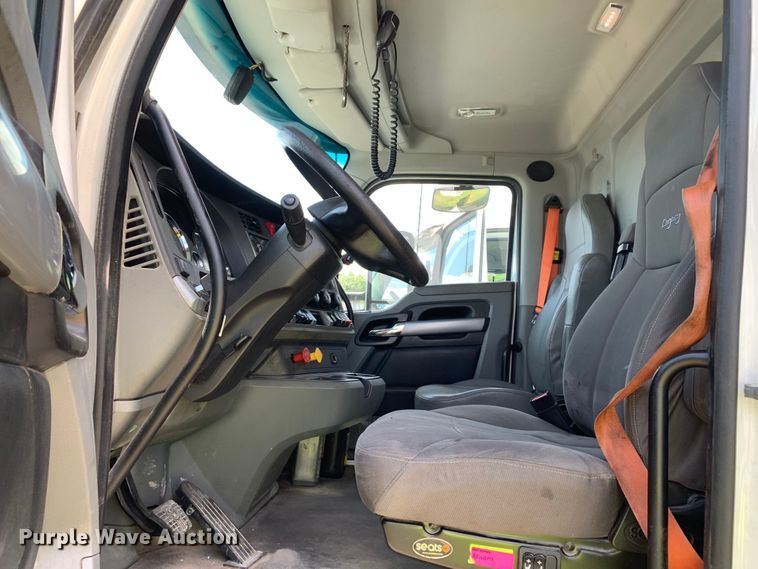 image for item EJ2885 2020 Kenworth  T880 semi truck