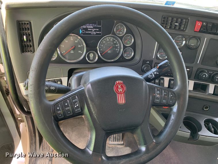 image for item EJ2885 2020 Kenworth  T880 semi truck