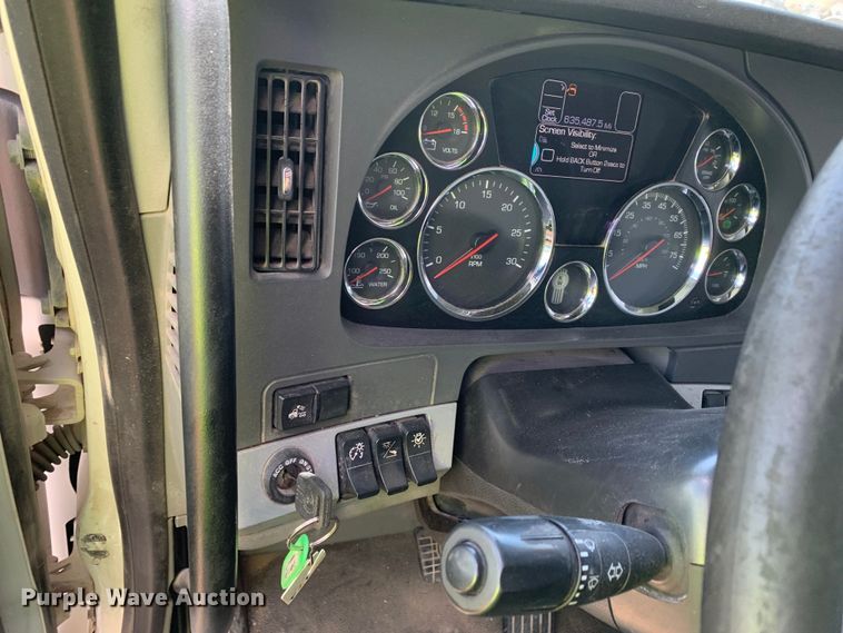 image for item EJ2885 2020 Kenworth  T880 semi truck