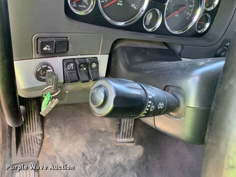 image for item EJ2885 2020 Kenworth  T880 semi truck