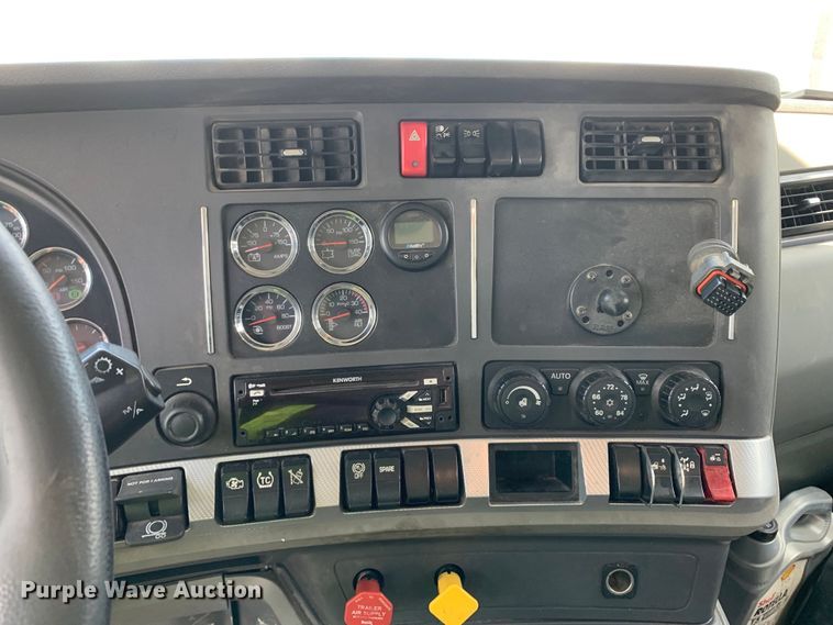 image for item EJ2885 2020 Kenworth  T880 semi truck