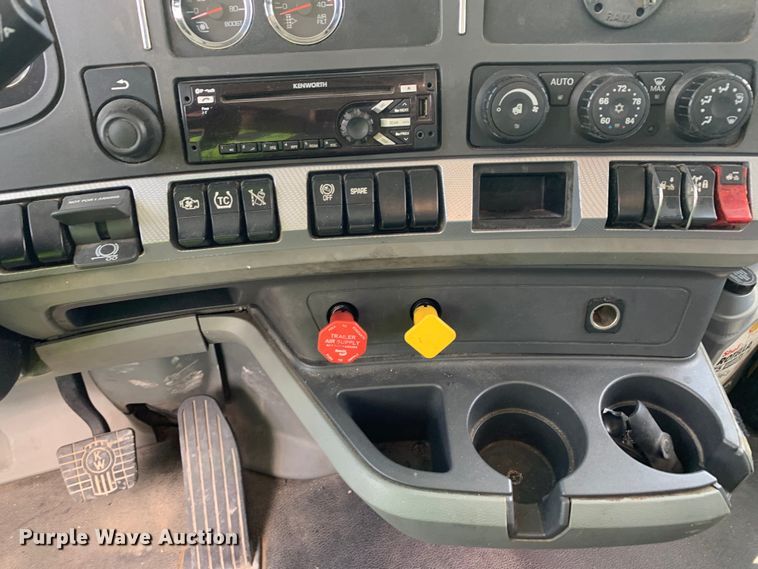 image for item EJ2885 2020 Kenworth  T880 semi truck