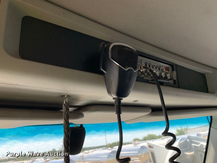 image for item EJ2885 2020 Kenworth  T880 semi truck