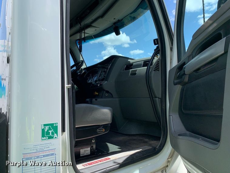 image for item EJ2885 2020 Kenworth  T880 semi truck