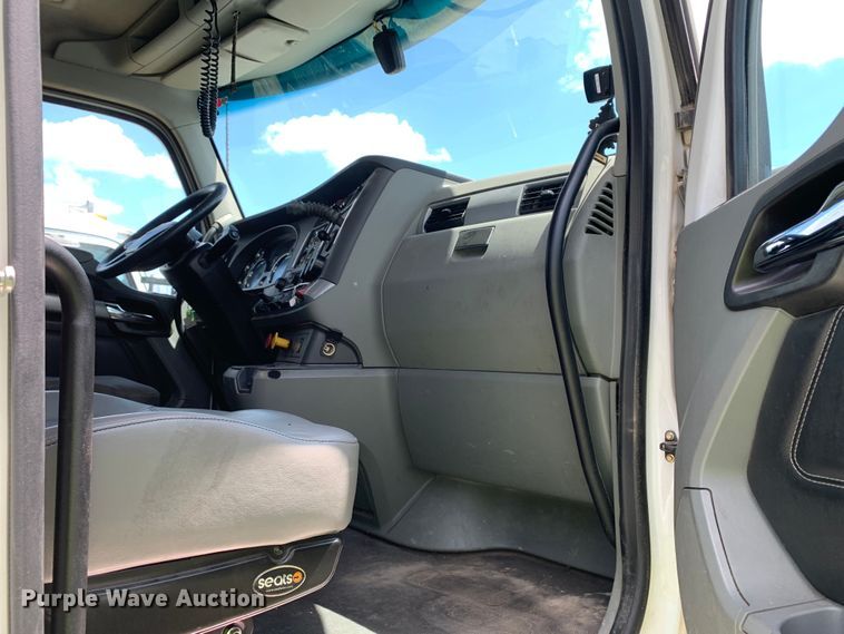 image for item EJ2885 2020 Kenworth  T880 semi truck