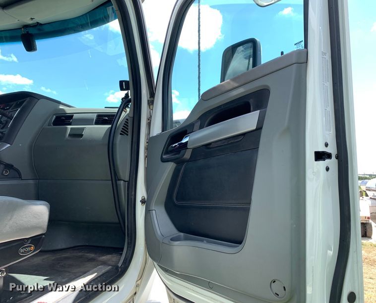 image for item EJ2885 2020 Kenworth  T880 semi truck