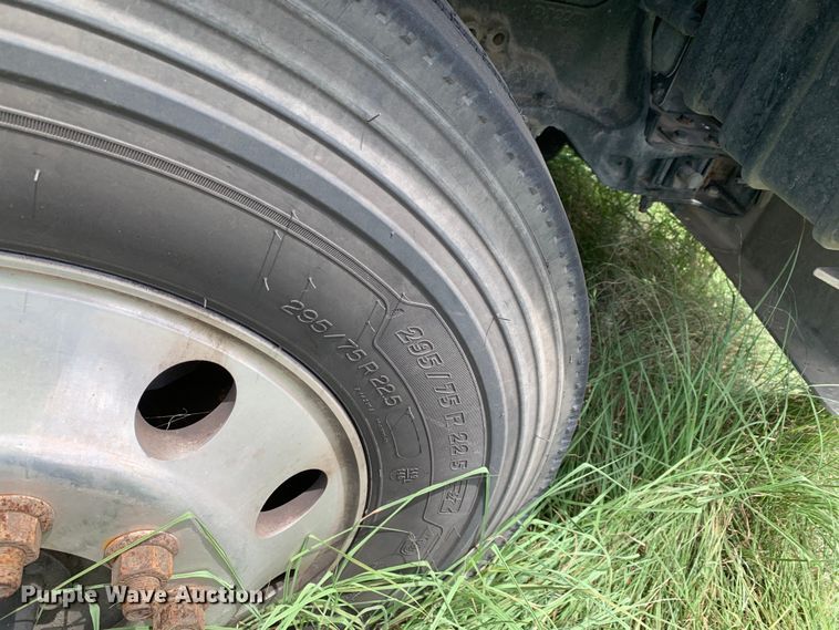 image for item EJ2885 2020 Kenworth  T880 semi truck