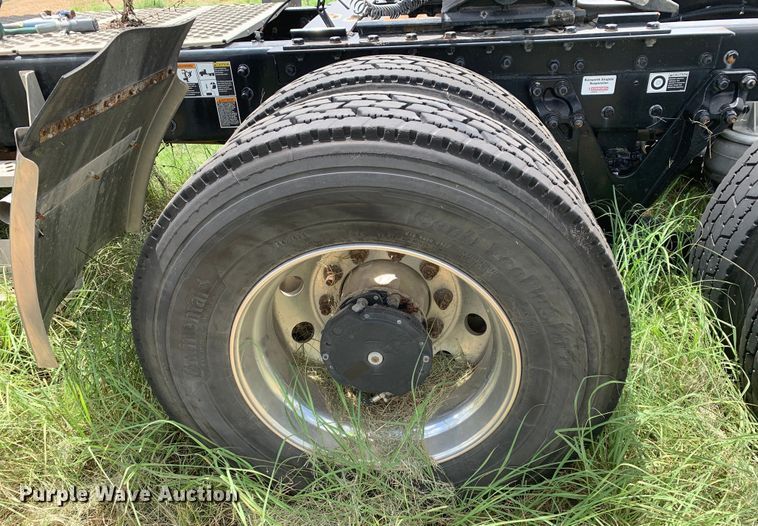 image for item EJ2885 2020 Kenworth  T880 semi truck