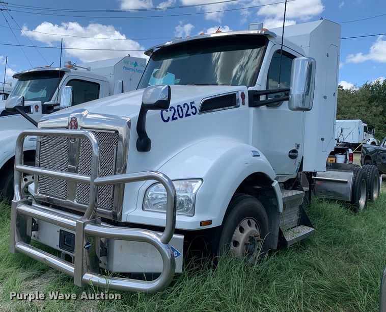 image for item EJ2886 2020 Kenworth  T880 semi truck