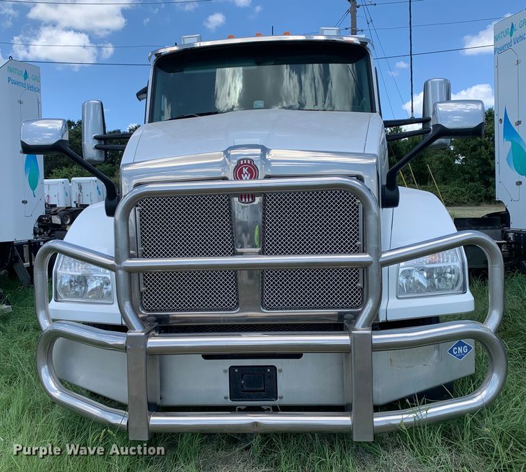 image for item EJ2886 2020 Kenworth  T880 semi truck