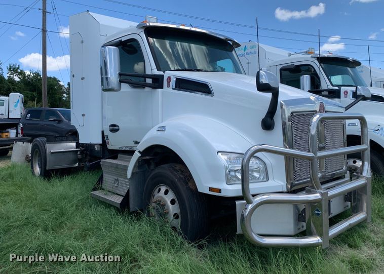 image for item EJ2886 2020 Kenworth  T880 semi truck