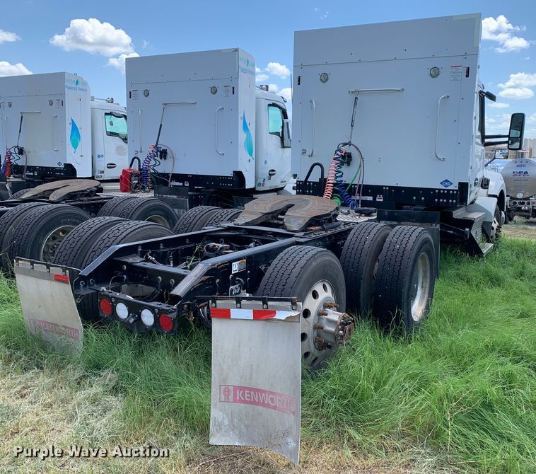 image for item EJ2886 2020 Kenworth  T880 semi truck