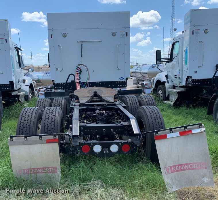 image for item EJ2886 2020 Kenworth  T880 semi truck