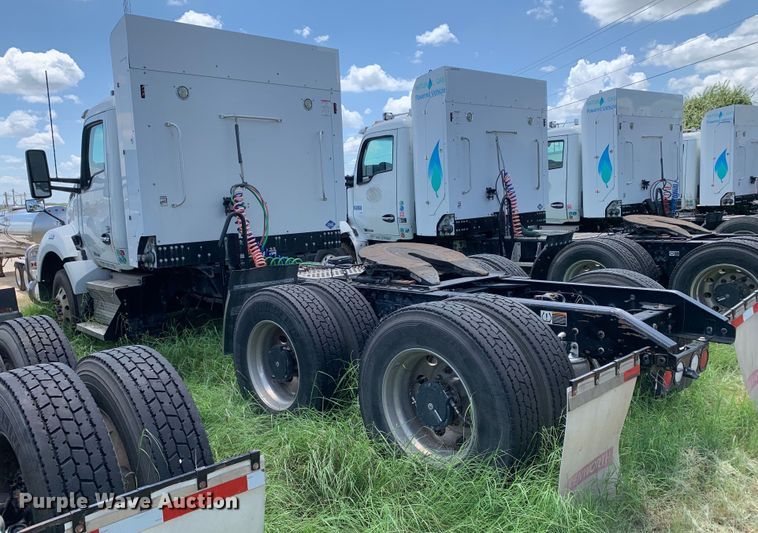 image for item EJ2886 2020 Kenworth  T880 semi truck