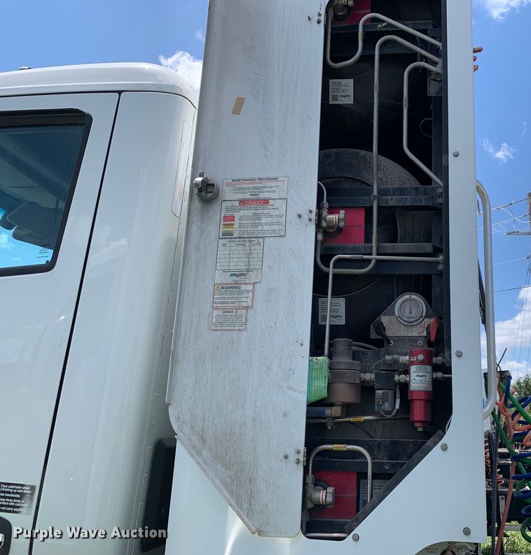 image for item EJ2886 2020 Kenworth  T880 semi truck