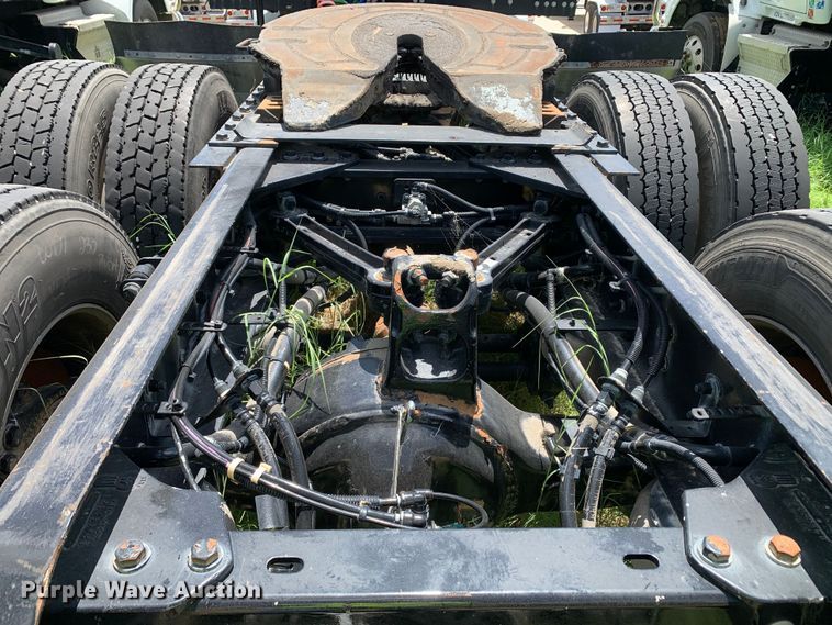 image for item EJ2886 2020 Kenworth  T880 semi truck