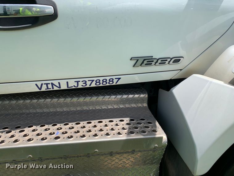 image for item EJ2886 2020 Kenworth  T880 semi truck
