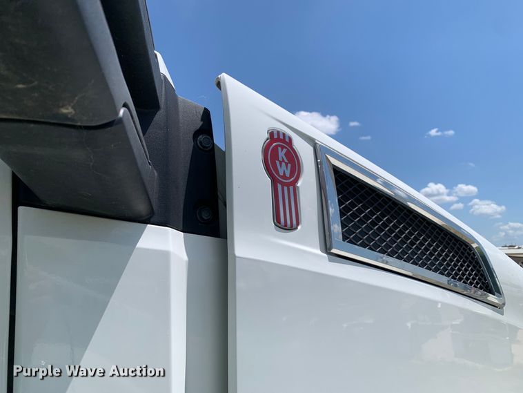 image for item EJ2886 2020 Kenworth  T880 semi truck
